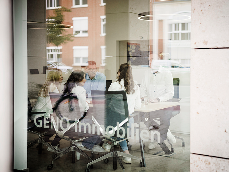Team von GENO Immobilien im gemeinsamen Austausch im Besprechungsraum