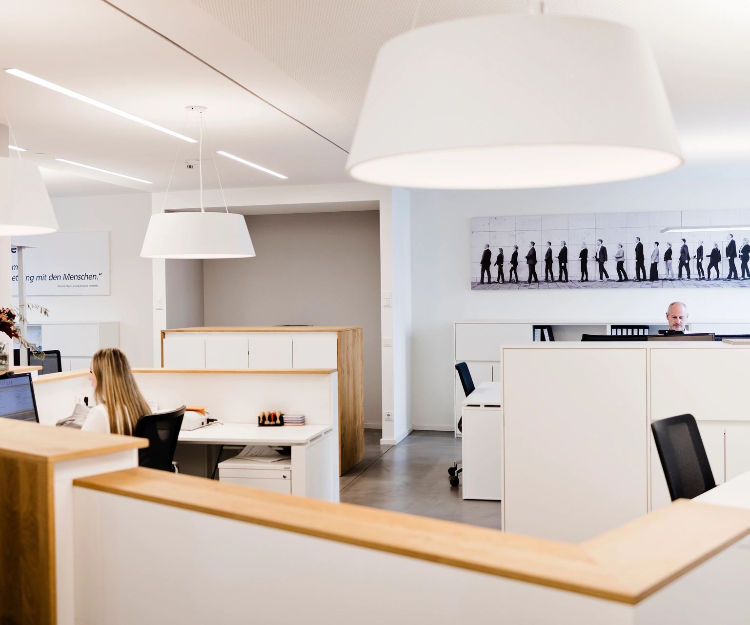 geno-immobilien-buero-empfang-ostwestfalen Heller Empfangs- und Arbeitsbereich bei GENO Immobilien in Ostwestfalen