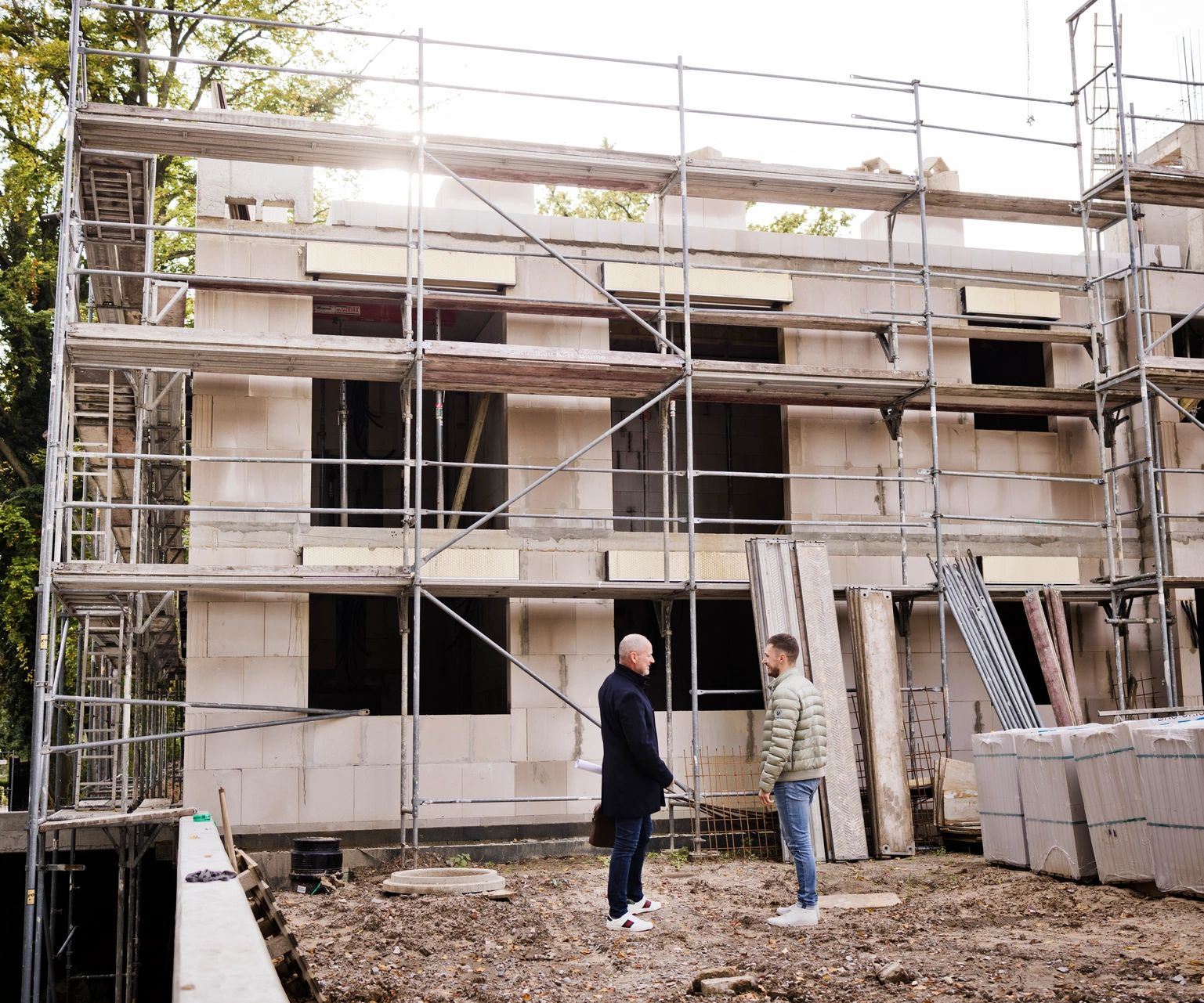 Rohbau eines Mehrfamilienhauses in aktiver Bauphase